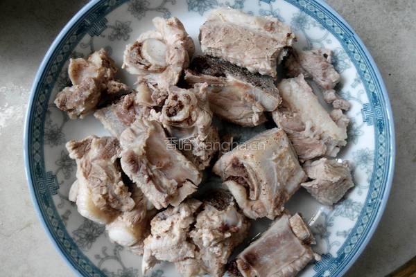 芋艿红烧排骨的做法图解1