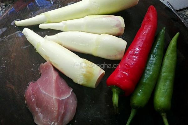 双椒瘦肉炒茭白的做法图解1