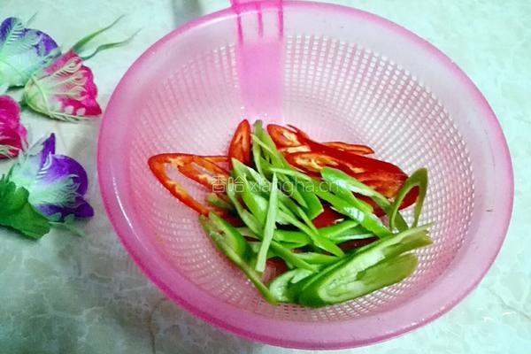 双椒瘦肉炒茭白的做法图解2