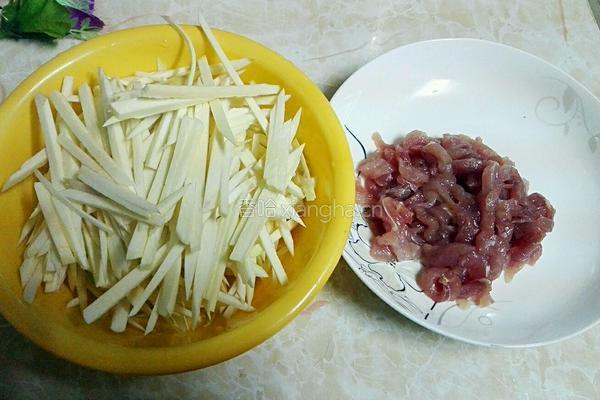 双椒瘦肉炒茭白的做法图解3