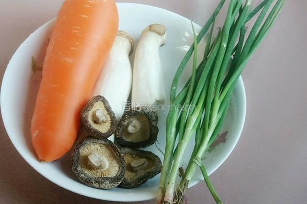 双菇胡萝卜丁的做法图解1