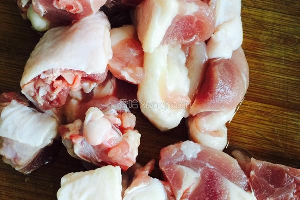 鸭腿烧香菇海带的做法图解1