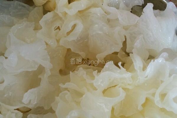 雪梨雪耳苹果汤的做法图解2