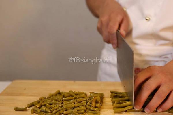 酸豆角炒鸡胗的做法图解1