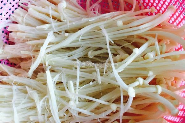 金针菇炒青椒的做法图解1