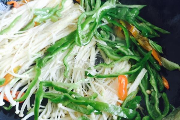 金针菇炒青椒的做法图解4