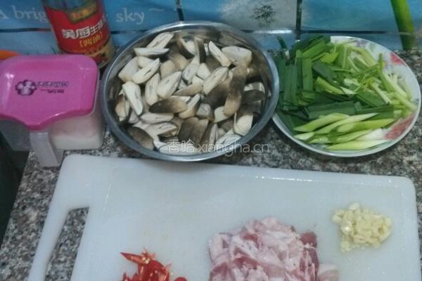 爆炒草菇三层肉的做法图解1