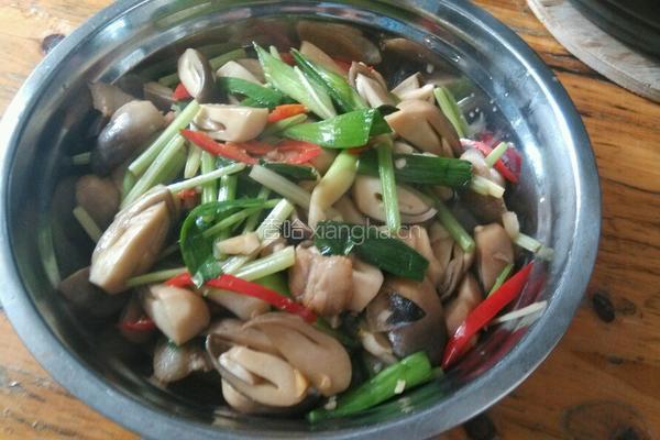 爆炒草菇三层肉的做法图解5