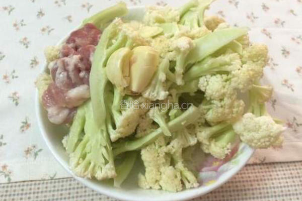 肉片炒菜花的做法图解1