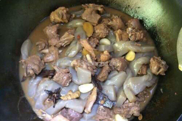 蘑芋烧鸭肉的做法图解13