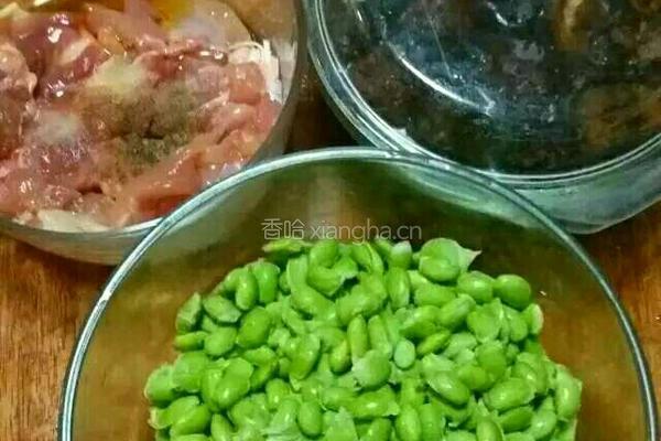 香菇毛豆烩鸡丁的做法图解1