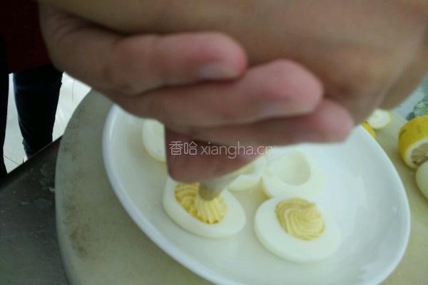 stuffed eggs的做法图解5