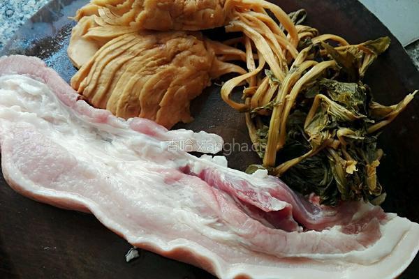 咸菜煮五花肉的做法图解1