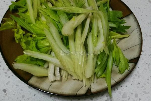西芹炒肉的做法图解3