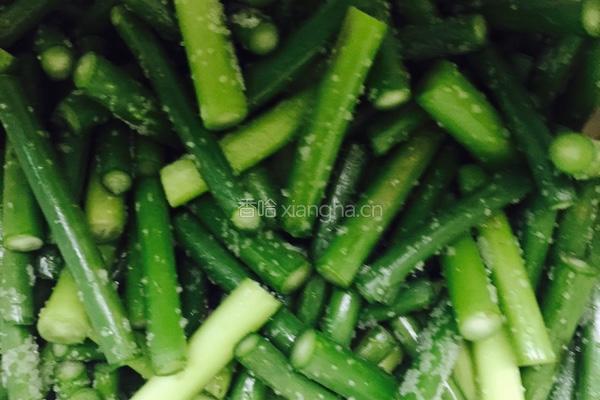 蒜薹炒牛杂的做法图解1