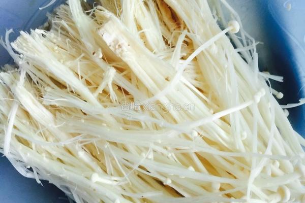 双浇头金针菇的做法图解1