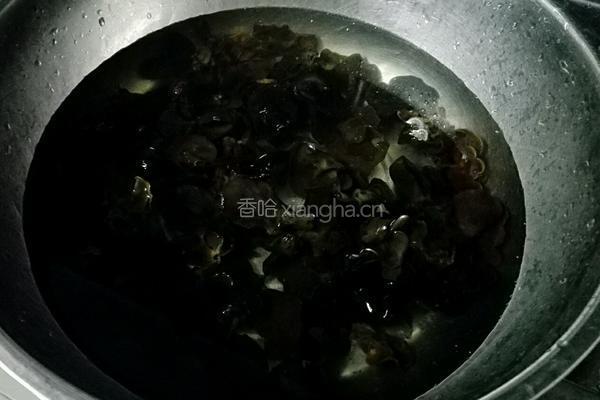 木耳炒瘦肉的做法图解1