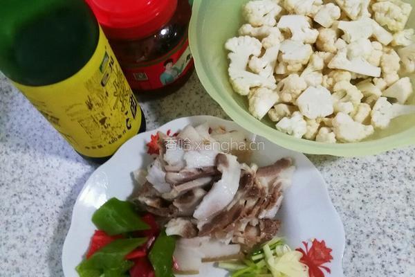 五花肉干煸菜花的做法图解1