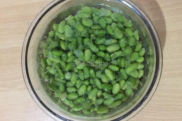 小公鸡烧毛豆的做法图解1