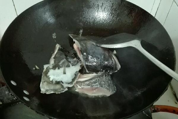 番茄鱼头汤的做法图解3