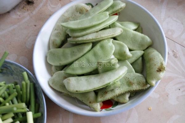扁豆炒肉的做法图解1