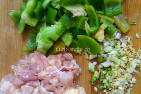 青椒鸡丁的做法图解1