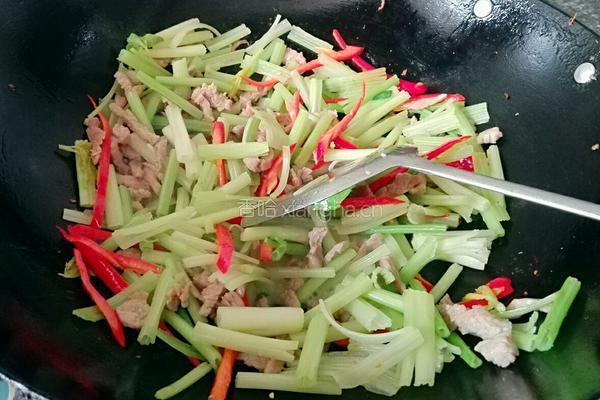 芹菜红椒炒肉丝的做法图解4
