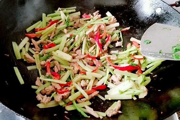 芹菜红椒炒肉丝的做法图解6