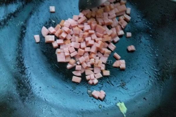 火腿鸡蛋炒饭的做法图解2