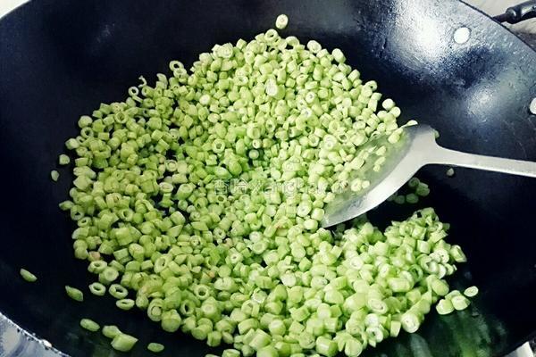 鸡蛋炒豆角的做法图解3