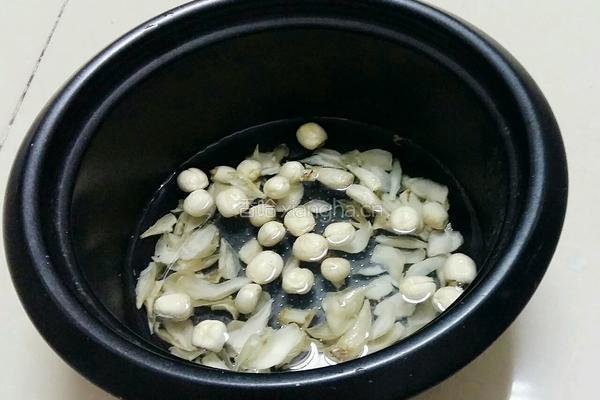 莲子百合花生红豆糖水的做法图解2