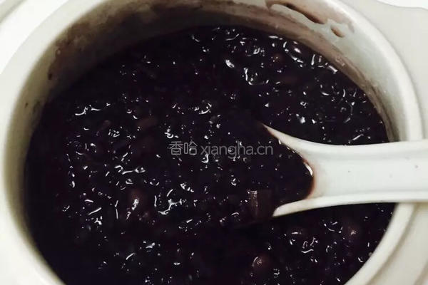 黑米粥的做法图解2