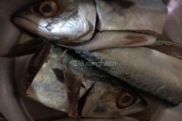 豆酱煮鱼的做法图解1