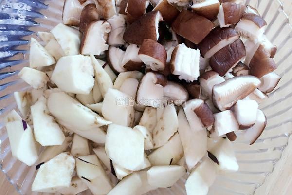 香菇茄子炒肉丁的做法图解1