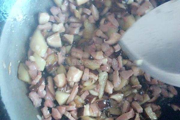 香菇茄子炒肉丁的做法图解7