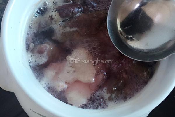 野生红菇煲鸡汤的做法图解5