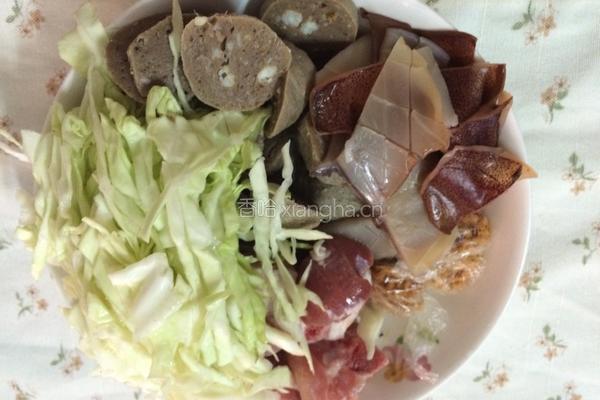 鱿鱼排骨汤面的做法图解1