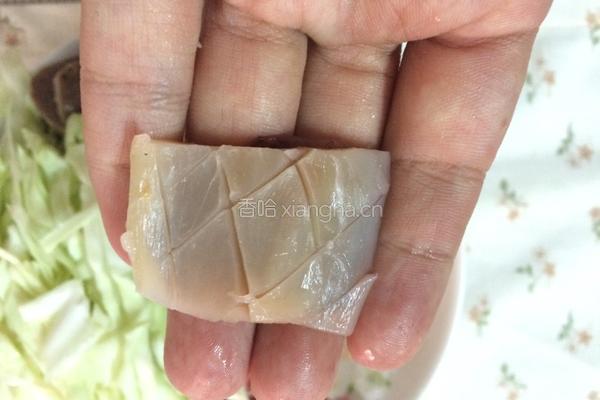 鱿鱼排骨汤面的做法图解3