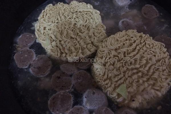 鱿鱼排骨汤面的做法图解6