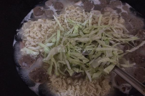 鱿鱼排骨汤面的做法图解7