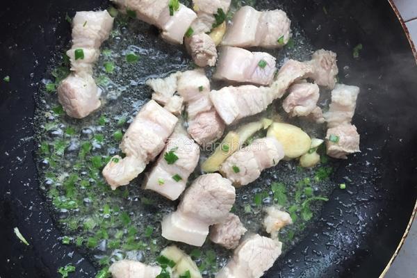 五花肉烧土豆的做法图解1