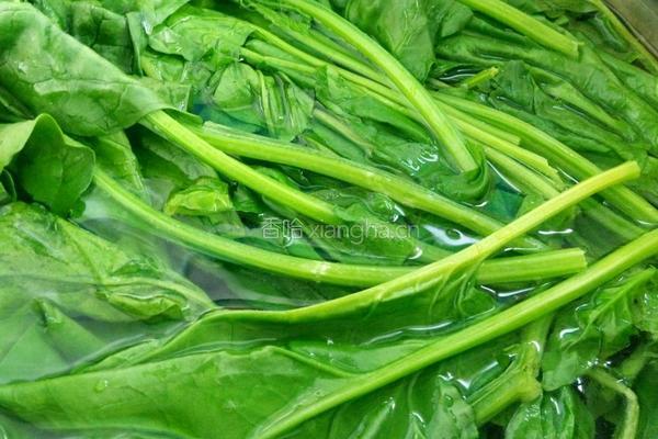 菠菜陈醋花生米的做法图解2