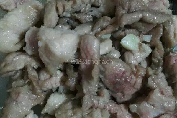 手拍黄瓜炒肉片的做法图解3
