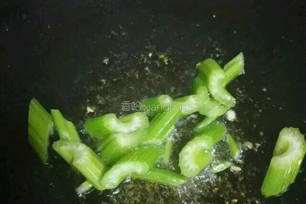 手拍黄瓜炒肉片的做法图解4