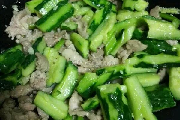 手拍黄瓜炒肉片的做法图解6