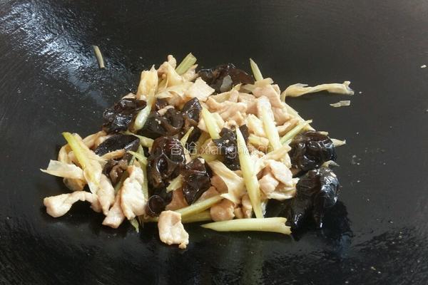 芹菜黑木耳腐竹肉片的做法图解12