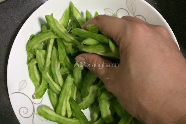 苦瓜炒鸡蛋的做法图解2
