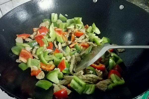 甜椒炒瘦肉的做法图解3