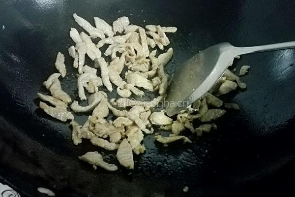 甜椒炒瘦肉的做法图解2