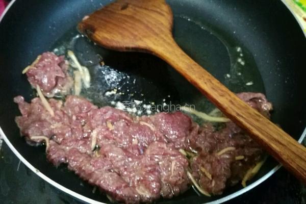 草菇炒牛肉的做法图解5